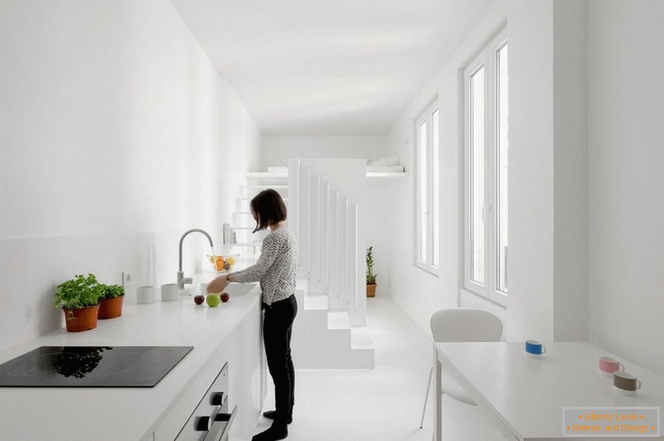 Küche mit Esszimmer in weißer Farbe