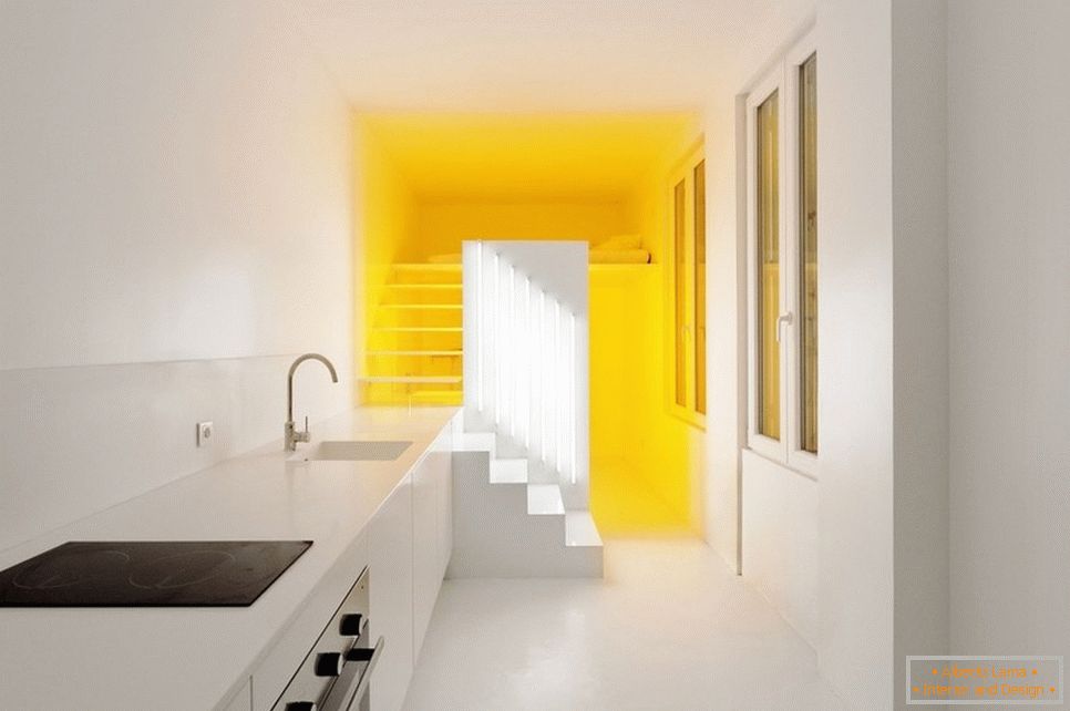 Gelbe Beleuchtung in einer weißen Wohnung