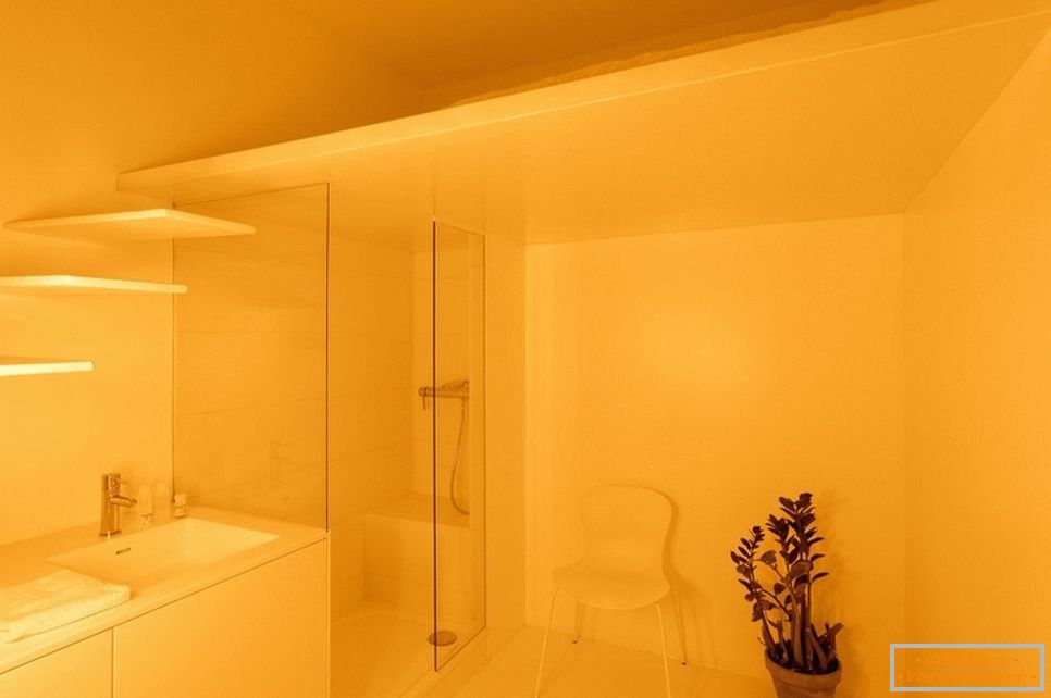 Gelbe Beleuchtung im Badezimmer