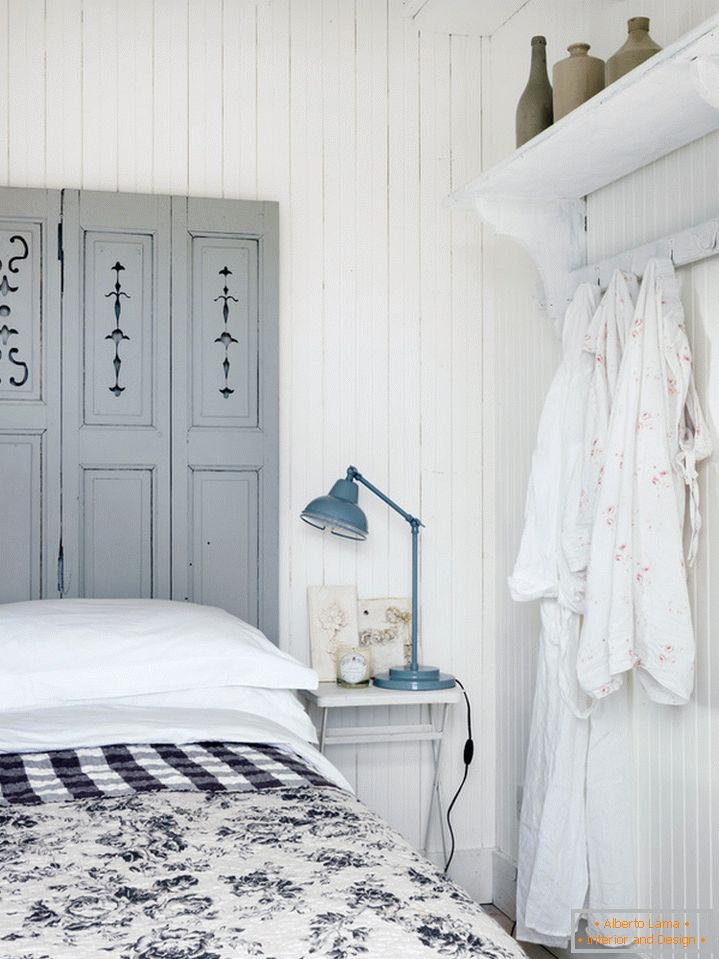 Aufhänger für Kleidung im Inneren eines kleinen Schlafzimmers
