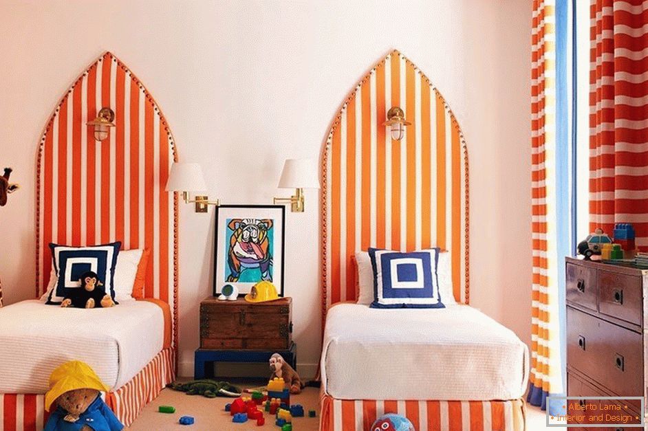 Orange gestreifte Betten im Kinderzimmer