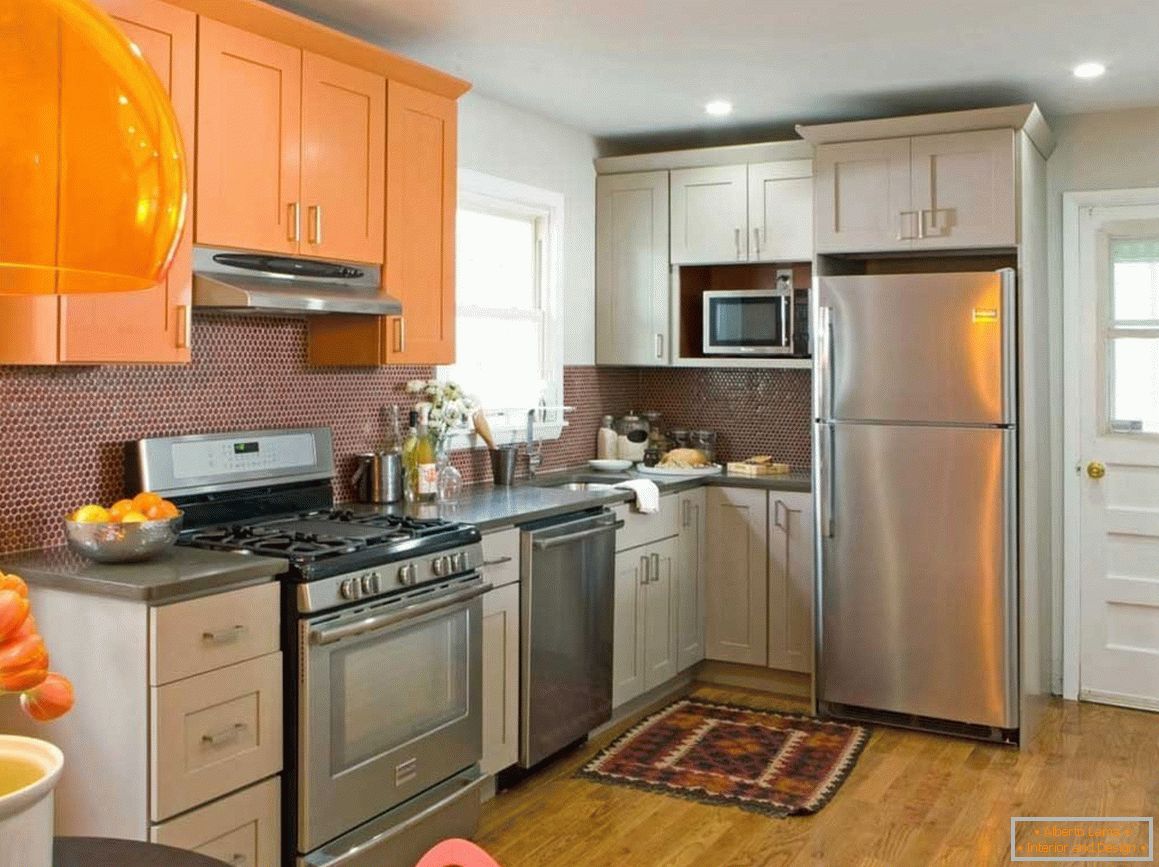 Grau-orange Fassaden der Küche