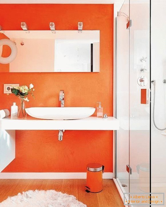 Spiegel im orangefarbenen Badezimmer