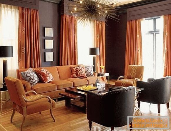 Mandarine Vorhänge und ein orangefarbenes Sofa