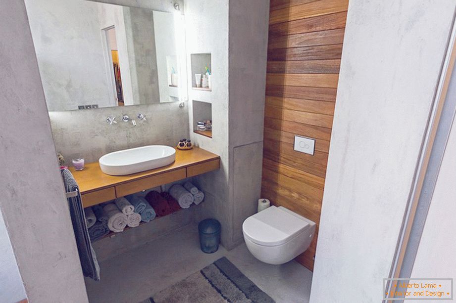 Waschbecken und Toilette im Badezimmer einer Einzimmerwohnung