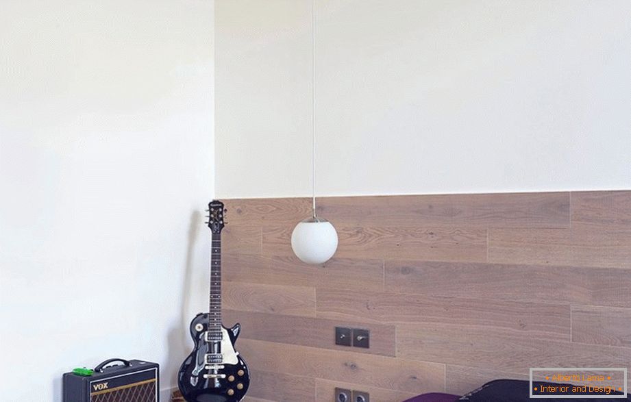 E-Gitarre in der Ecke neben dem Bett