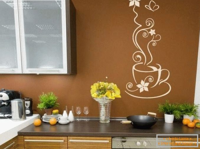 Die Wände in der Küche mit eigenen Händen dekorieren - die Idee eines Aufklebers
