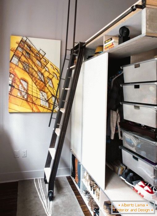 Mobile Treppe im Inneren einer kleinen Wohnung