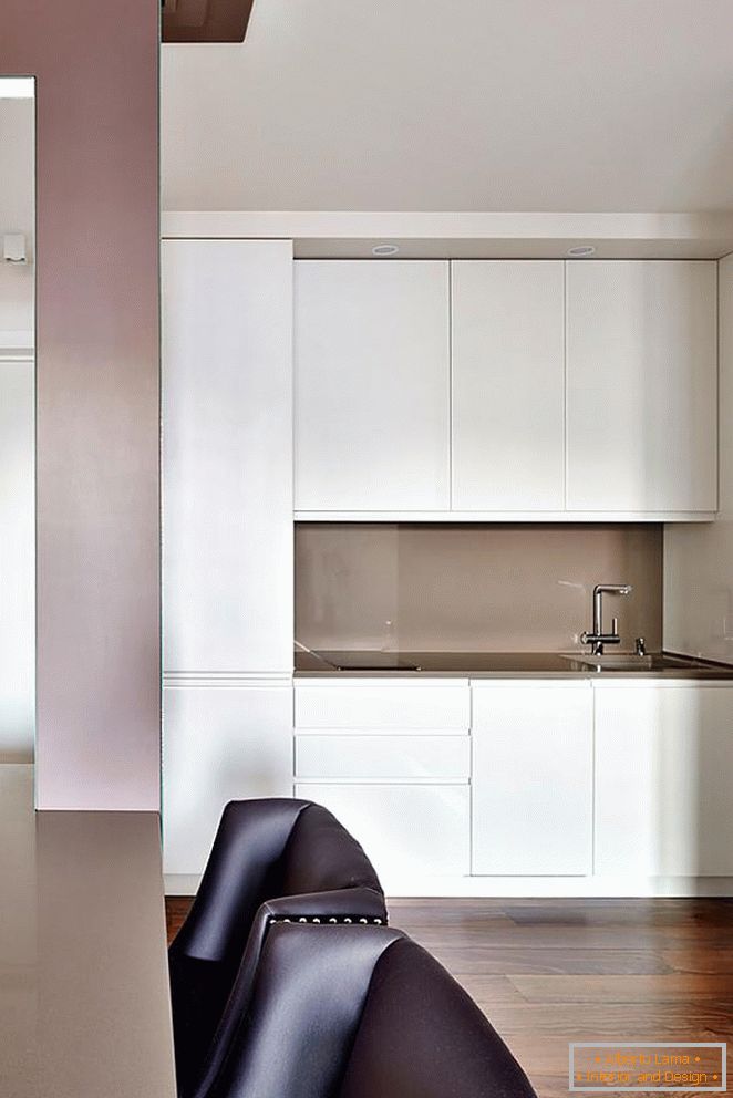 Weiße Küchenmöbel in einer Wohnung in Moskau