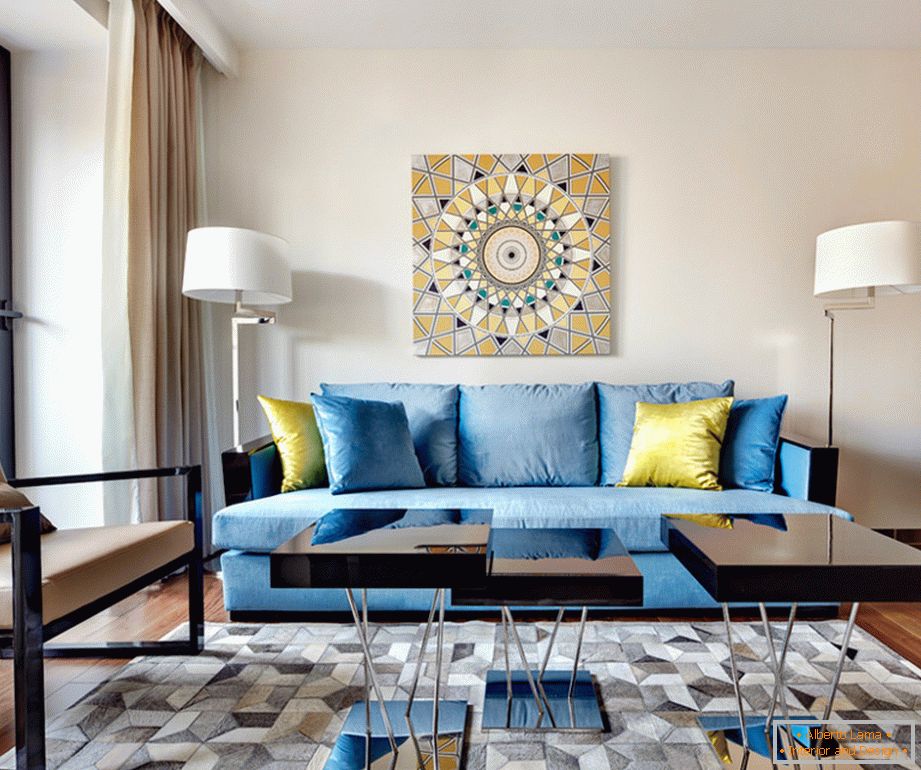 Extravagantes blaues Sofa mit gelben dekorativen Kissen im Wohnzimmer