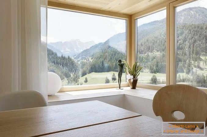 Wohnzimmerdesign mit zwei Eckfenstern