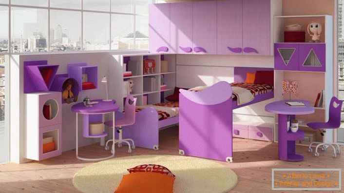 Kinder im High-Tech-Stil in der Wohnung einer französischen Familie. Das richtige Beispiel für aufeinander abgestimmte Möbel.