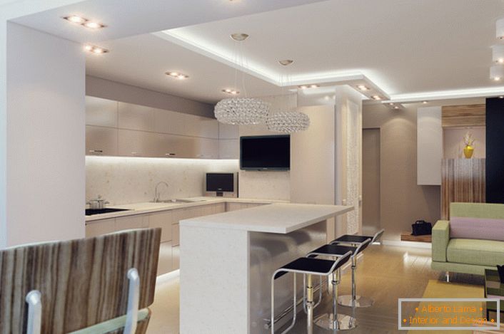 Ein gemütliches Studio-Apartment ist stilvoll eingerichtet. Ein attraktives, visuell einprägsames Design des Wohnzimmers, kombiniert mit der Küche, ist ebenfalls praktisch und funktional.