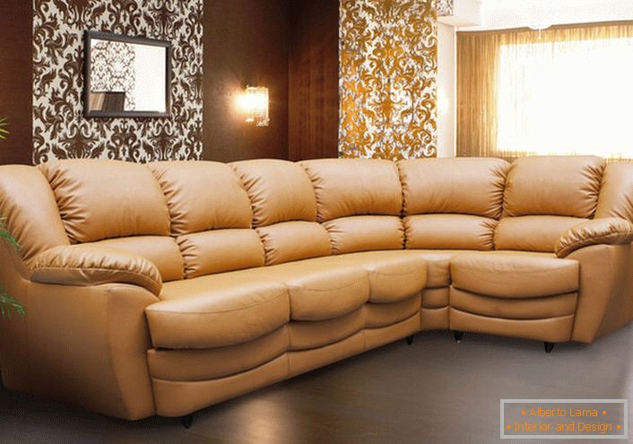 Ein elegantes zusammengesetztes modulares Sofa für ein elegantes Wohnzimmer. Die Farbe der gemütlichen Ecke ist die Farbe der Polsterung von Luxus-Cadillacs der Premium-Klasse.