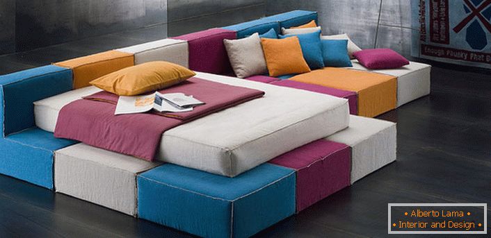 Helle Kisten mit modularem Sofa für harten Loft-Stil. Es gibt nur zwei konstruktive Elemente, und was sind die Möglichkeiten für Ihre Phantasie.