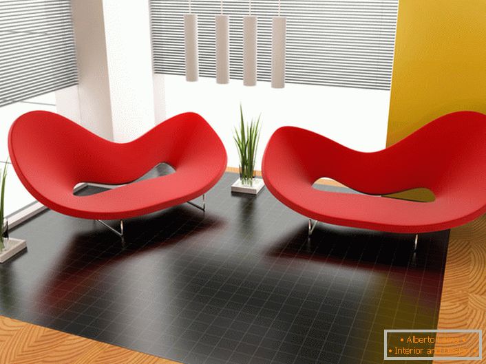 Interessante helle Sessel einer bizarren Form für Design im Stil der Avantgarde. 