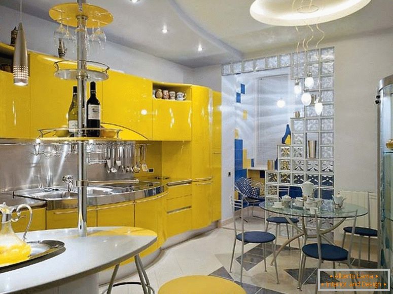 In den besten Traditionen des Avantgarde-Stils werden Möbel für die Küche ausgewählt. Küchengarnitur in gelber Farbe ist nicht nur praktisch und funktional, sondern auch stilvoll.