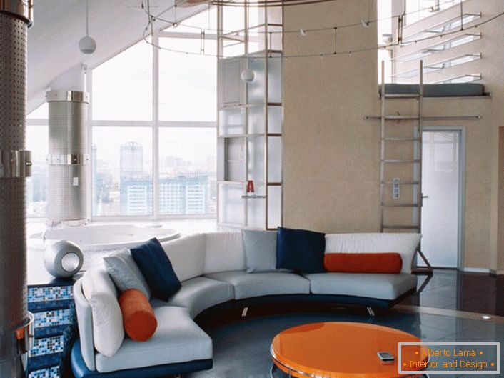 Gemütliche Lobby im Avantgarde-Stil. Die Kombination von sattem Blau mit leuchtendem Orange wirkt immer gewinnbringend.