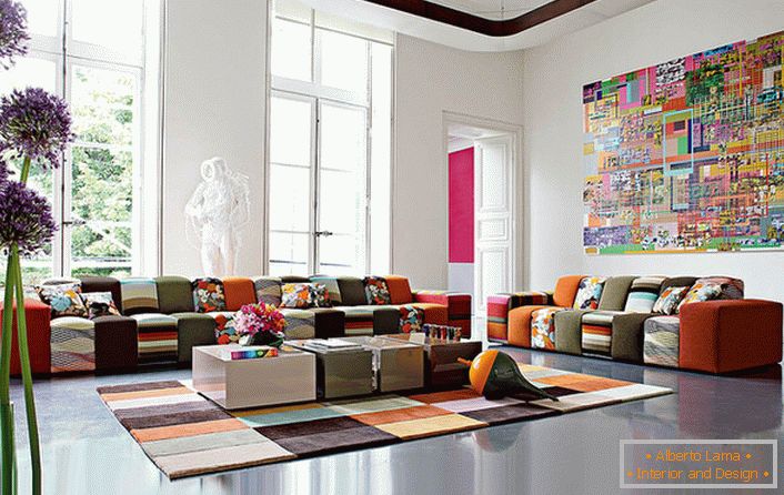 Ein farbenfrohes Gästezimmer im avantgardistischen Stil in einem großen Haus einer italienischen Familie. Die Designidee kombiniert kompetent eine Teppichbedeckung und Möbel in etwa gleicher Farbskala.