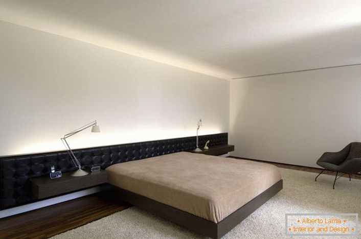 Das Bett mit einem länglichen weichen Kopfteil fügt sich perfekt in das Designprojekt ein.