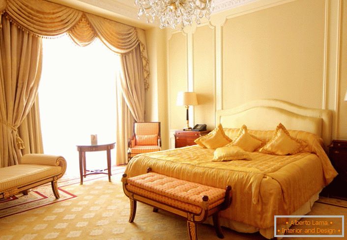 Beige und Gold Schlafzimmer im barocken Stil.