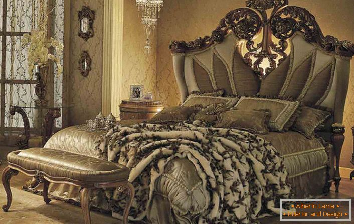 Ein luxuriöses Bett in einem Gästezimmer im Barockstil in einem Landhaus in einer der französischen Provinzen.
