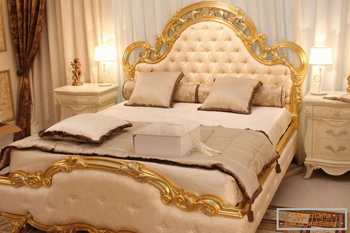 Die Rückseiten des Bettes sind mit weicher Seide von beige Farbe entsprechend den Anforderungen des barocken Stils bedeckt.