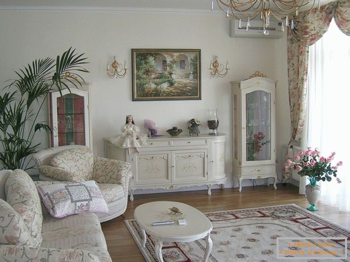 Das geräumige Wohnzimmer ist in einem romantischen Stil in hellen Farben eingerichtet.