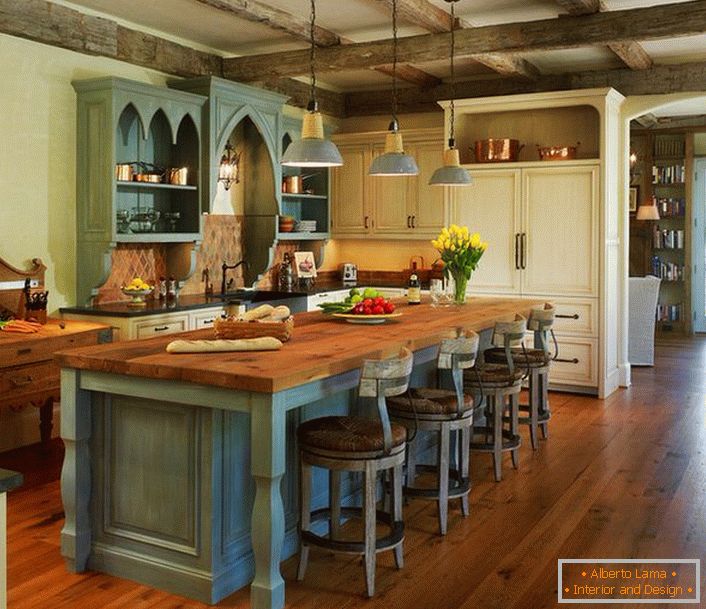 Ein sanfter olivfarbener Farbton harmoniert harmonisch mit dunklen Holzböden. In den besten Traditionen des ländlichen Raums werden Möbel ausgewählt, die nicht nur gut aussehen, sondern auch funktional und praktisch sind.