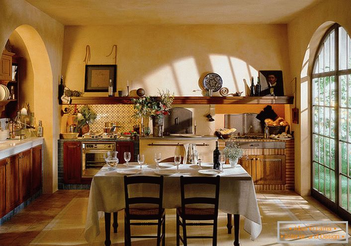 Die Küche ist im rustikalen Stil mit einem großen Panoramafenster. Der Arbeits- und Essbereich in der Küche erhält maximal natürliches Licht.