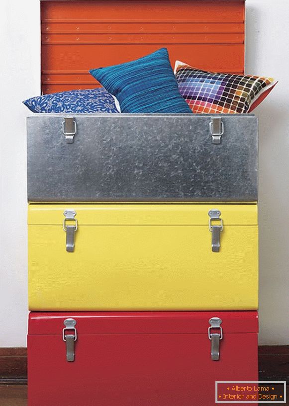 Mehrfarbige Kissen in einem Koffer