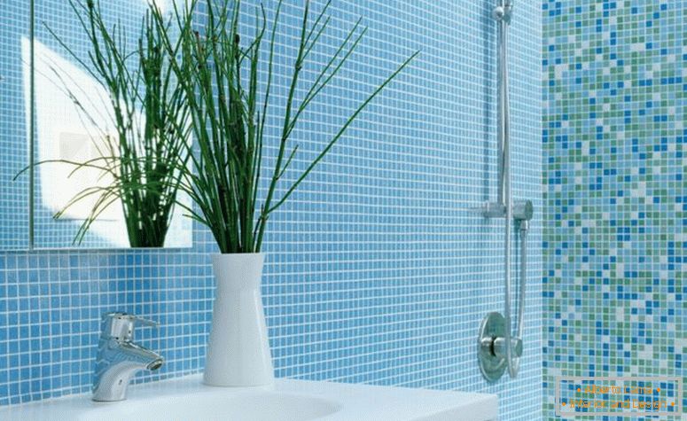 klein-gefliest-in-design-dusche-und-bad