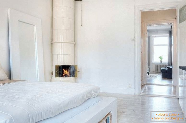 Stilvolles Schlafzimmer einer kleinen Wohnung in Schweden