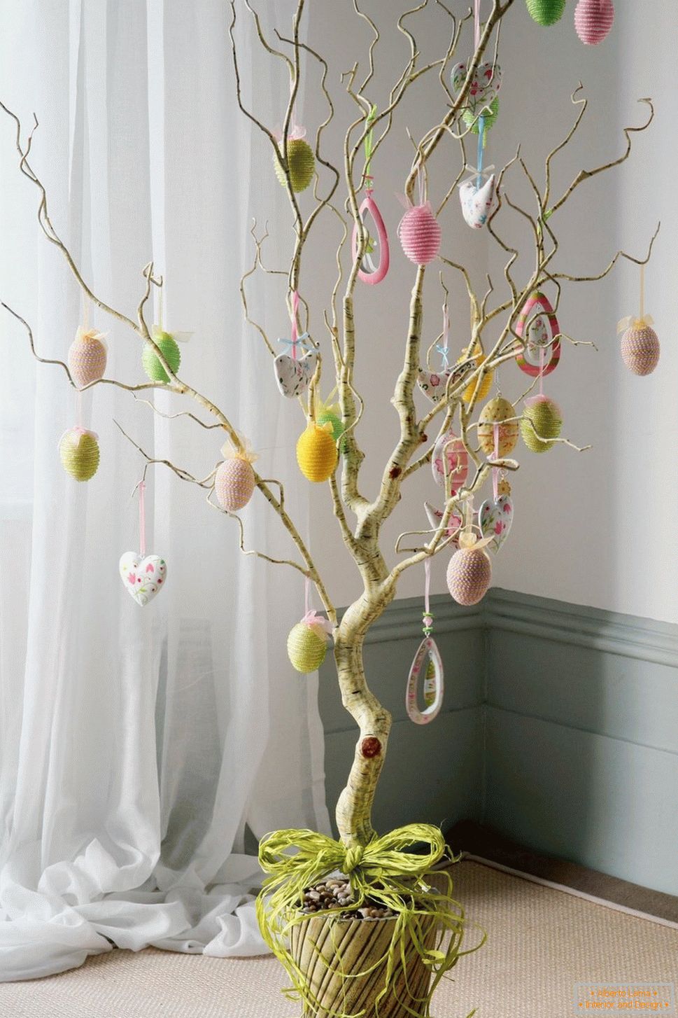 Baum с сердечками и пасхальными яйцами