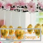 Kronleuchter von Blumen und goldenen Eiern