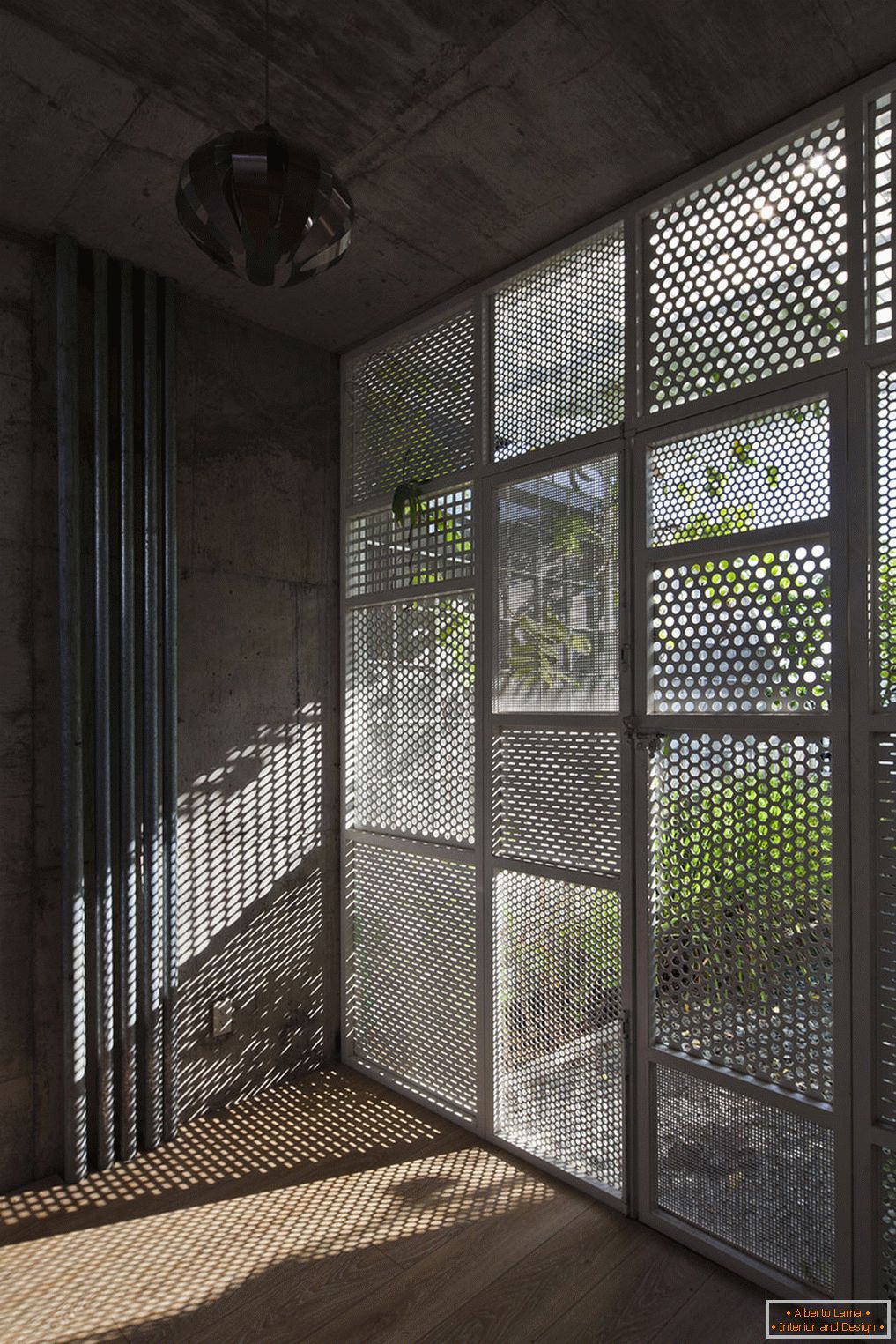 Wand aus den Gittern im Haus von DD-Konzept