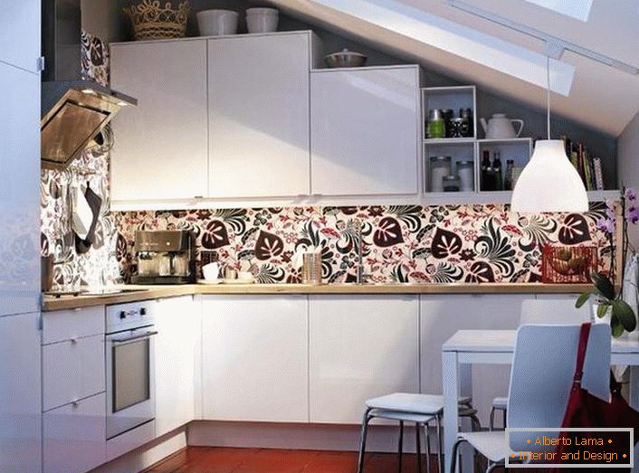 Moderne Einbaugeräte fügen sich harmonisch in das Gesamtkonzept der Küche ein. Die lakonische Gestaltung eines kleinen Raumes im Dachgeschoss ist streng nach den Anforderungen des skandinavischen Stils gestaltet.