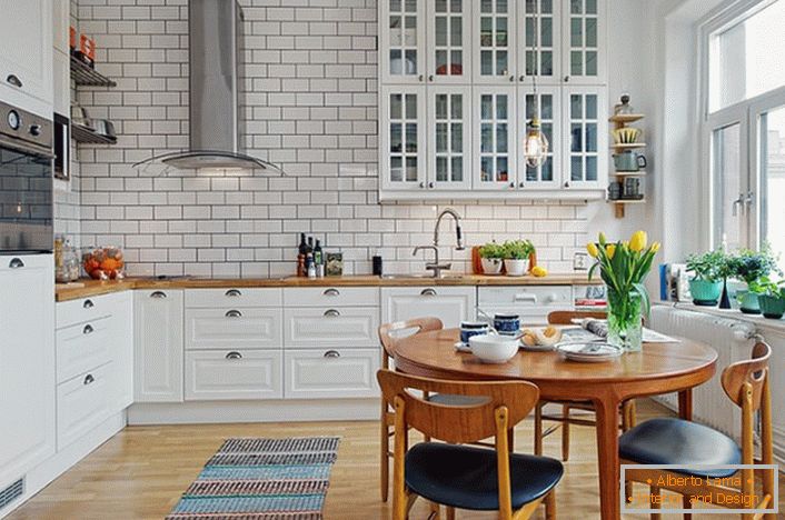 Das Interieur der Küche ist im skandinavischen Stil gehalten, was sich in einem weißen, ruhigen Design ausdrückt. 