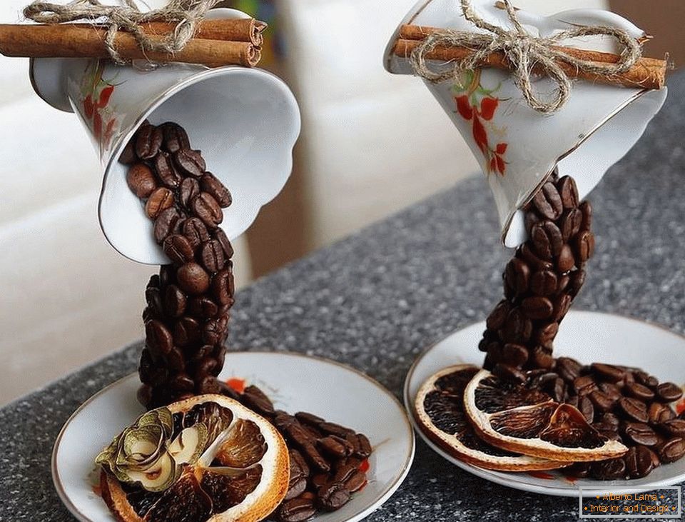 Tassen mit Kaffee, Zimt und getrockneten Orangen