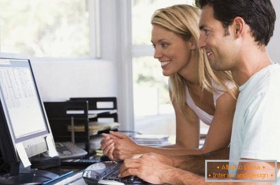 Mann und Frauen auf Computer zu Hause