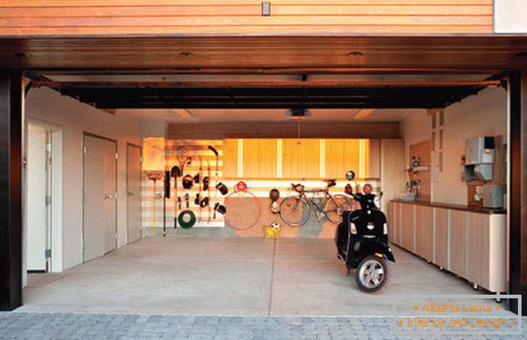 Motorrad im Inneren einer Hausgarage