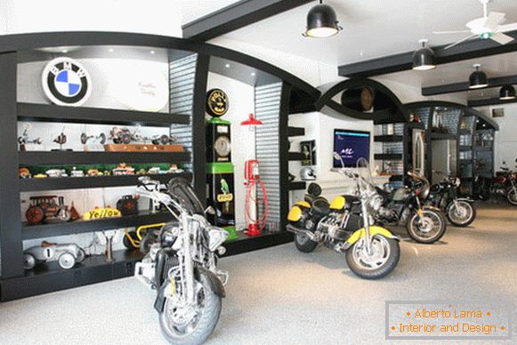 Motorrad im Inneren einer Hausgarage