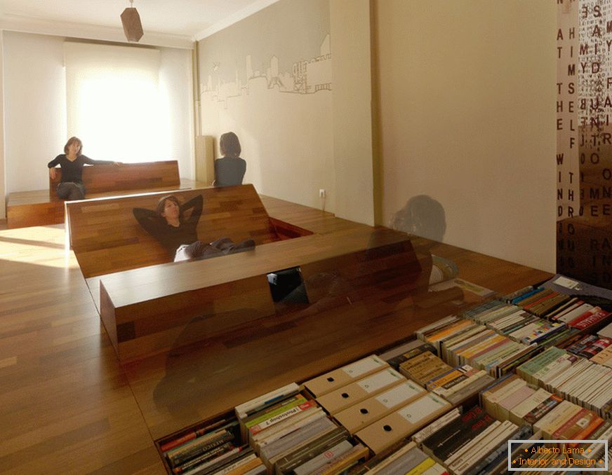 Eingebautes Bücherregal auf dem Boden
