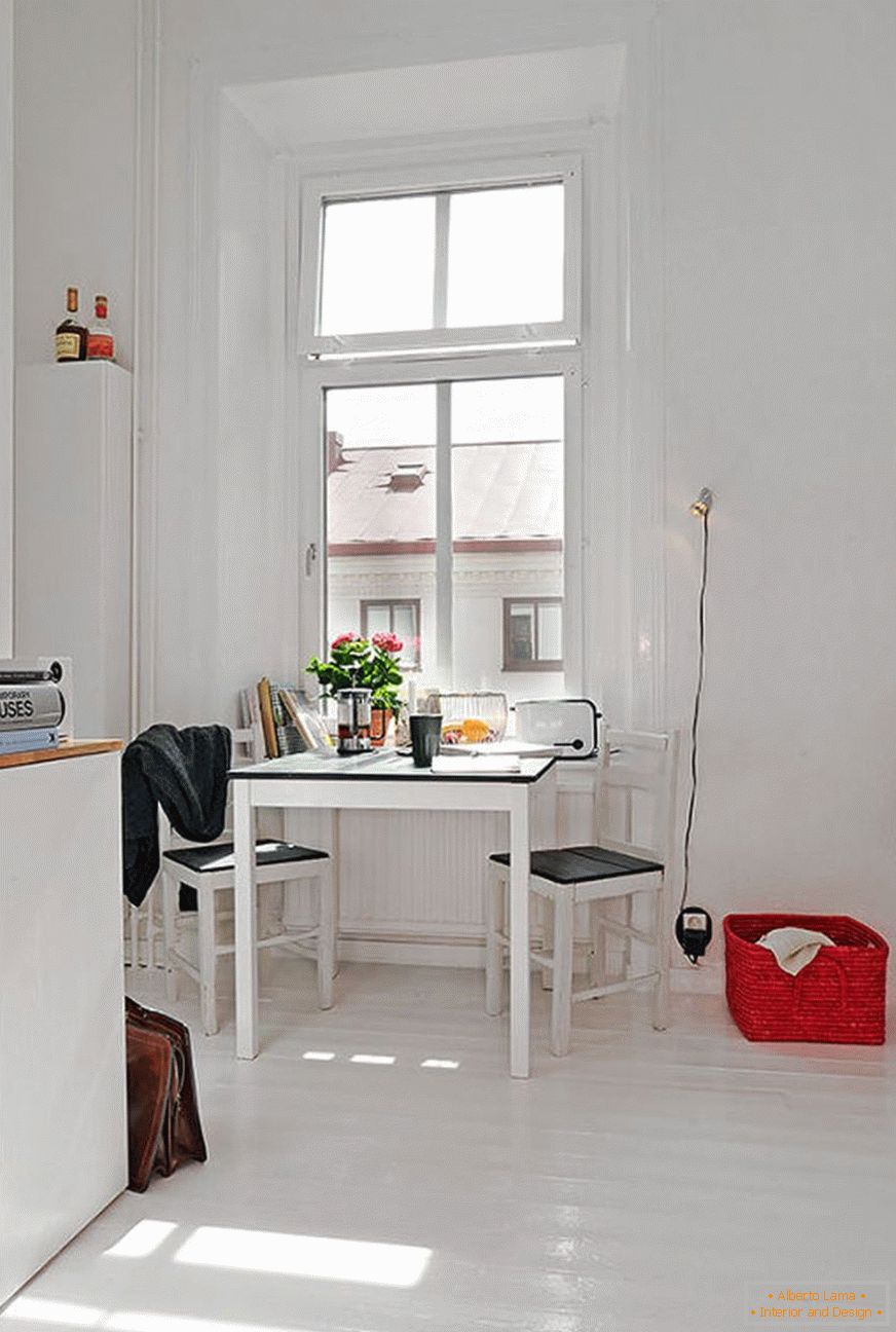 Weiße Farbe im Design einer kleinen Wohnung