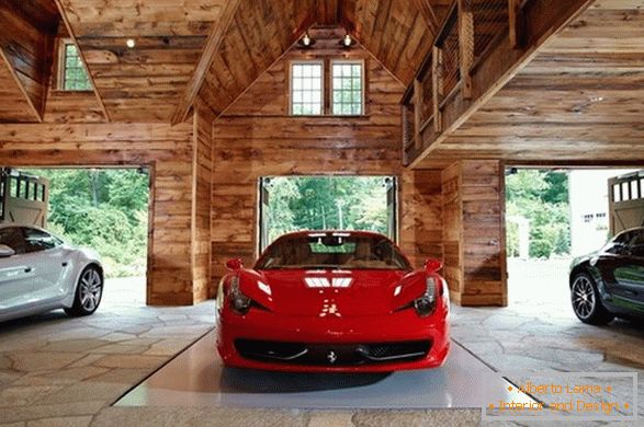 Luxusautos in einer hölzernen Garage