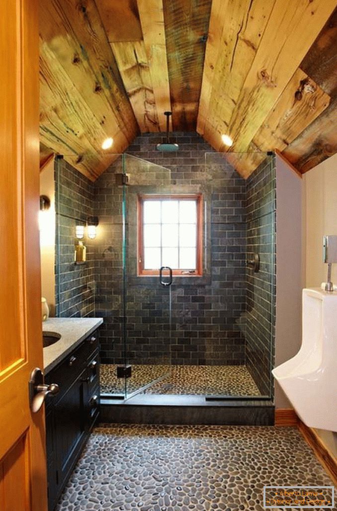 Badezimmer mit Holz- und Steindekoration