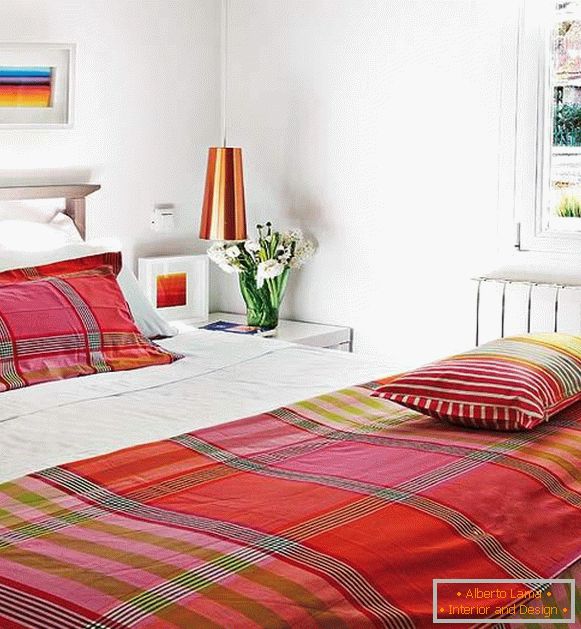 Helles Schlafzimmer einer kleinen Wohnung in Spanien