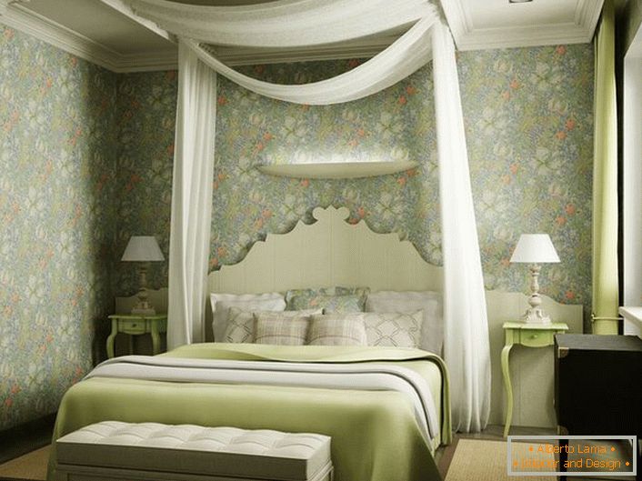 Ein bemerkenswertes Merkmal der Gestaltung des Schlafzimmers war ein Baldachin aus transluzentem weißem Stoff über dem Bett. Ein leichtes, romantisches Design ist ideal für das Schlafzimmer eines jungen Paares.