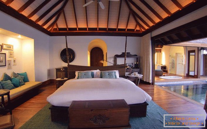 Möbel aus Massivholz aus dunklem Holz wirken luxuriös und elegant. Deckenleuchter wird in den besten Traditionen des Stils ausgewählt.