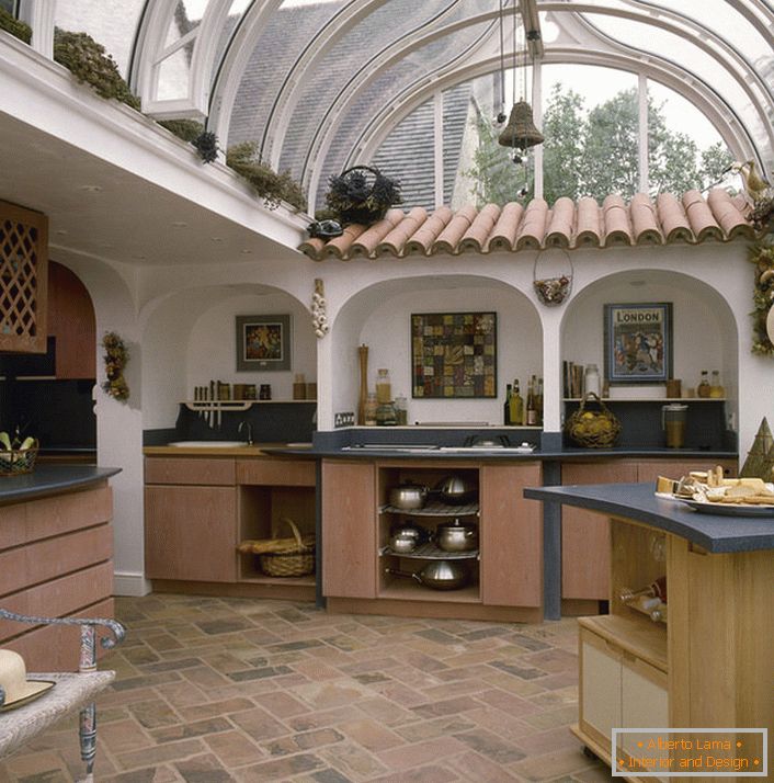 Küche im mediterranen Stil unter einem Glasdach in einem Haus in Süditalien.